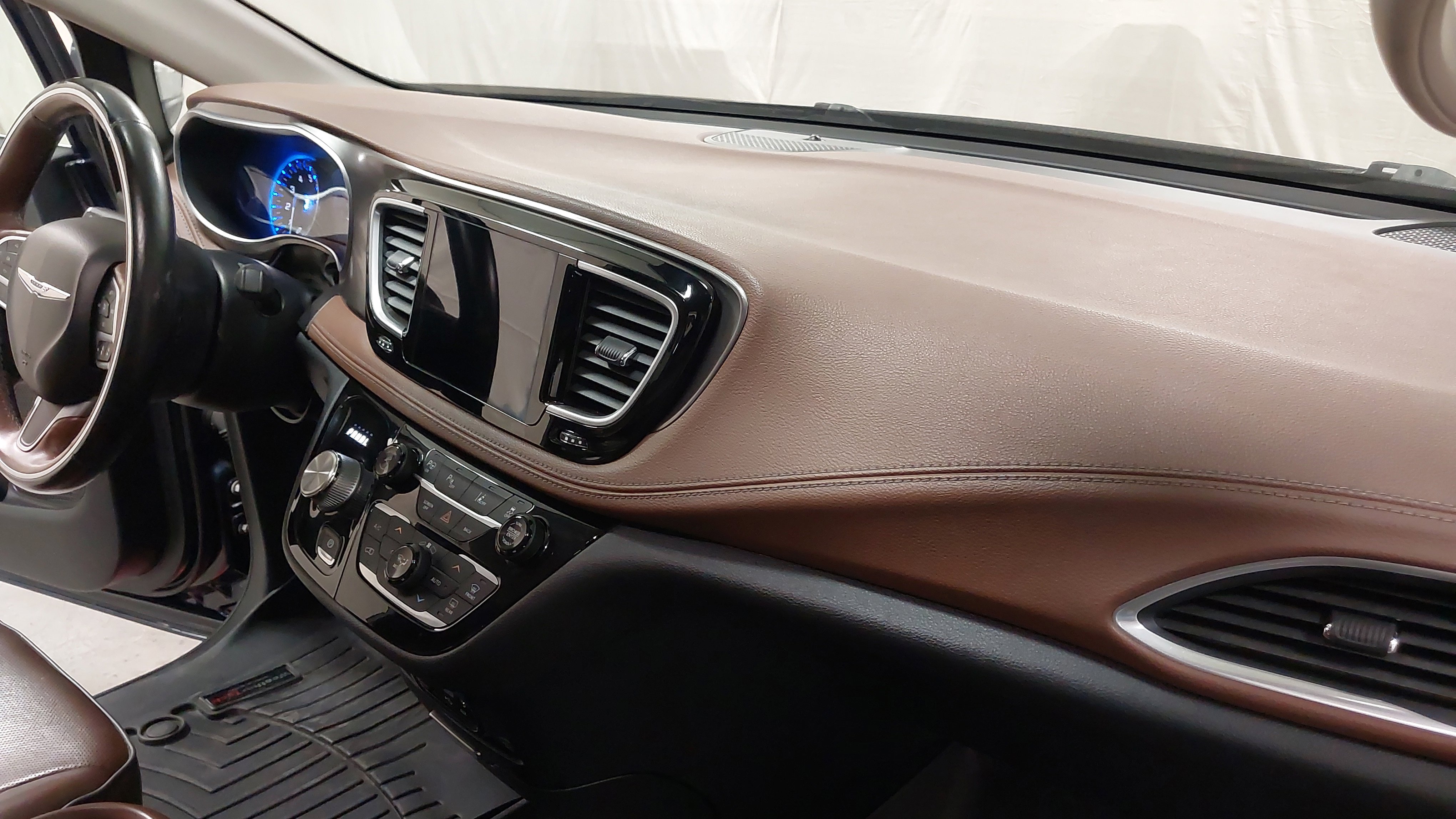 Used 2017 Chrysler Pacifica Limited w/ UConnect Theater Package image 30