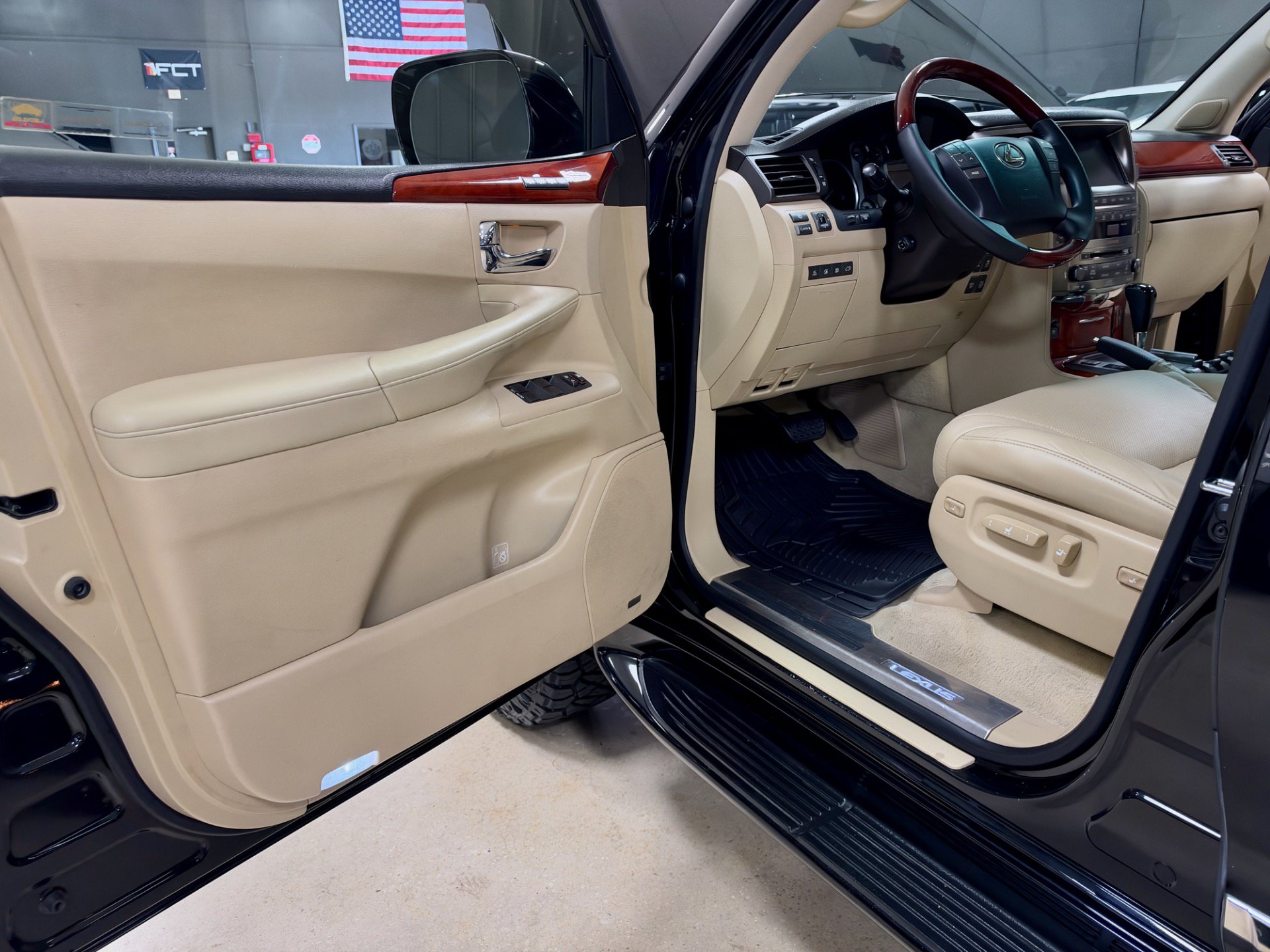 Used 2009 Lexus LX 570 4WD w/ Preferred Accessory Pkg image 17
