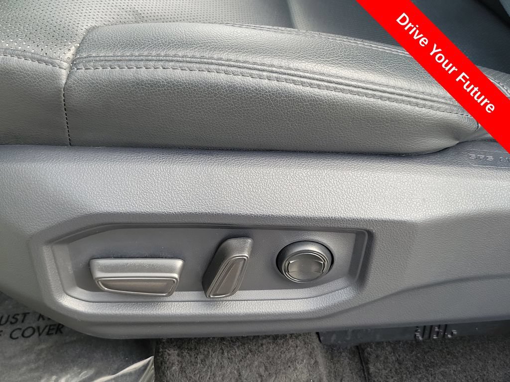 Used 2025 Toyota Tundra Limited AWD/4WD image 19