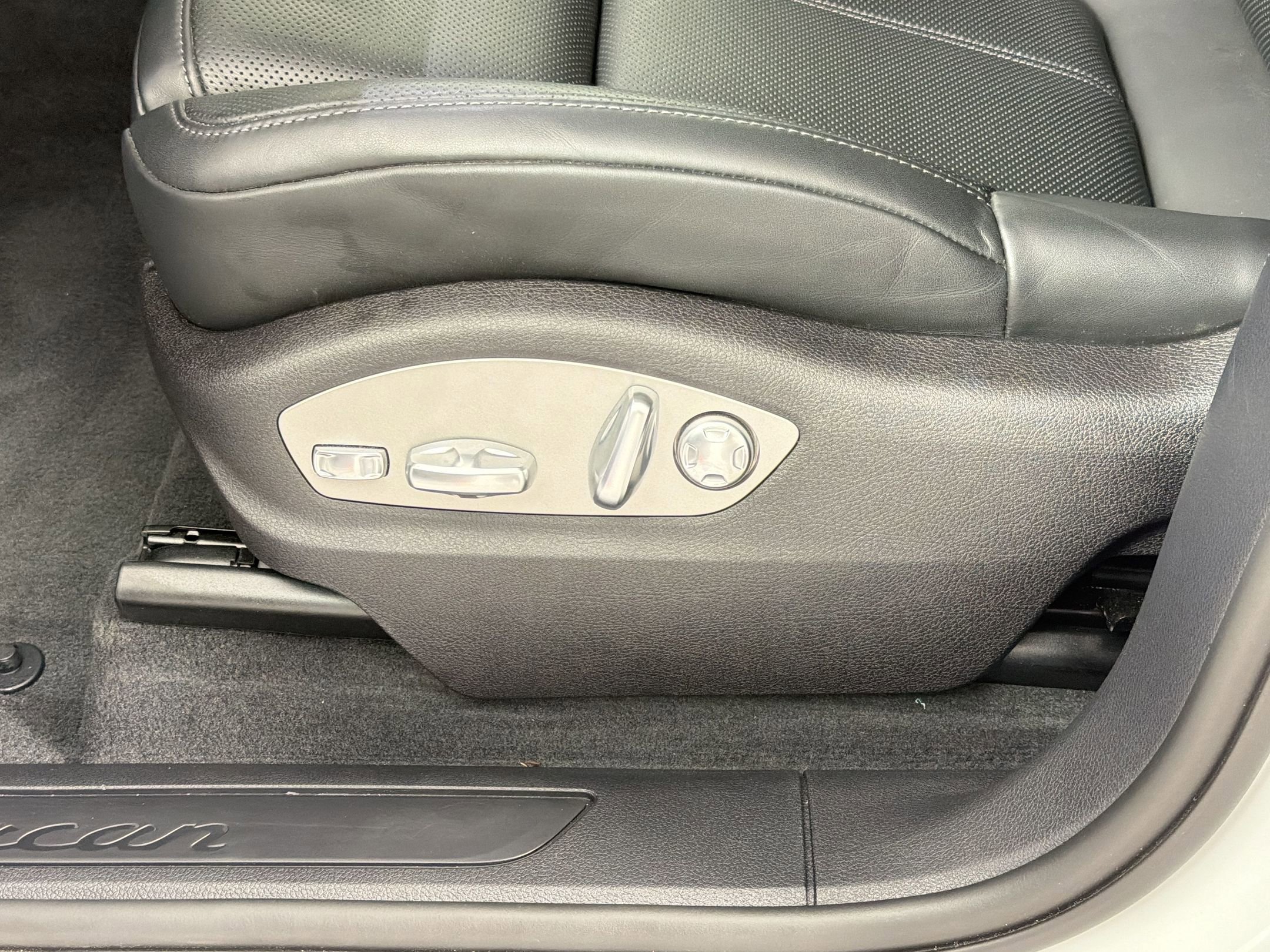 Certified 2026 Porsche Macan AWD/4WD image 16