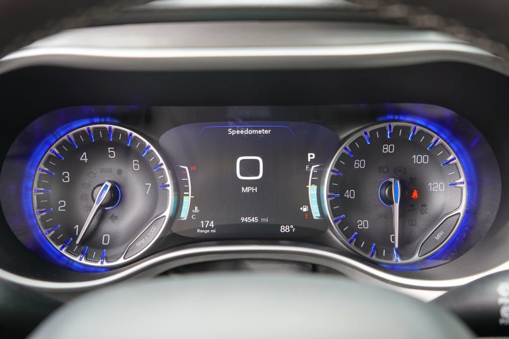 Used 2025 Chrysler Pacifica Select FWD image 18