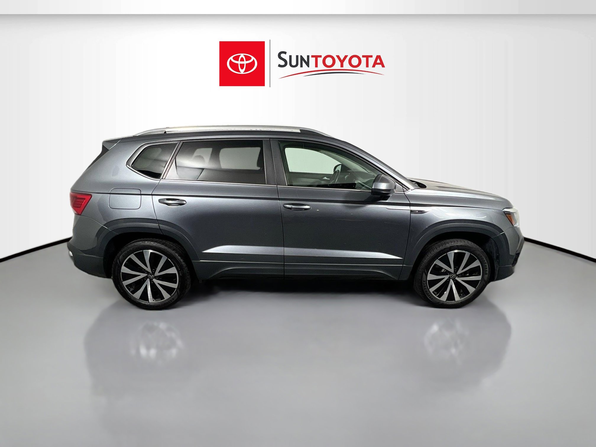 Used 2024 Volkswagen Taos SE image 2