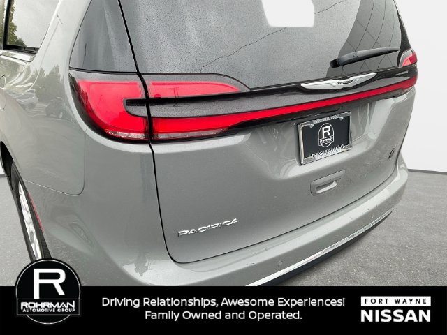 Used 2023 Chrysler Pacifica Touring-L FWD image 30