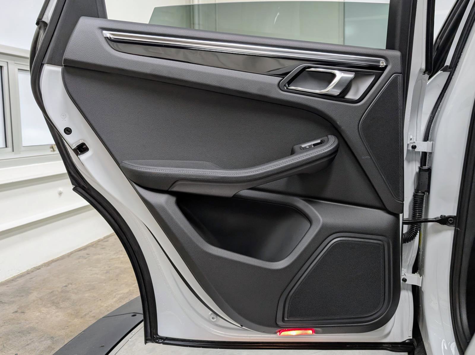 Used 2025 Porsche Macan image 17