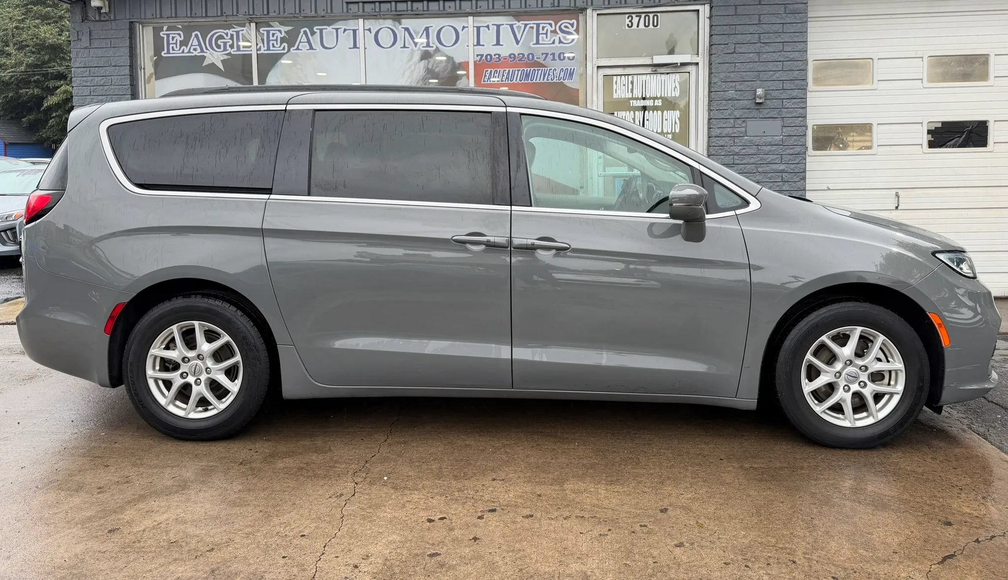Used 2022 Chrysler Pacifica Touring-L FWD image 2