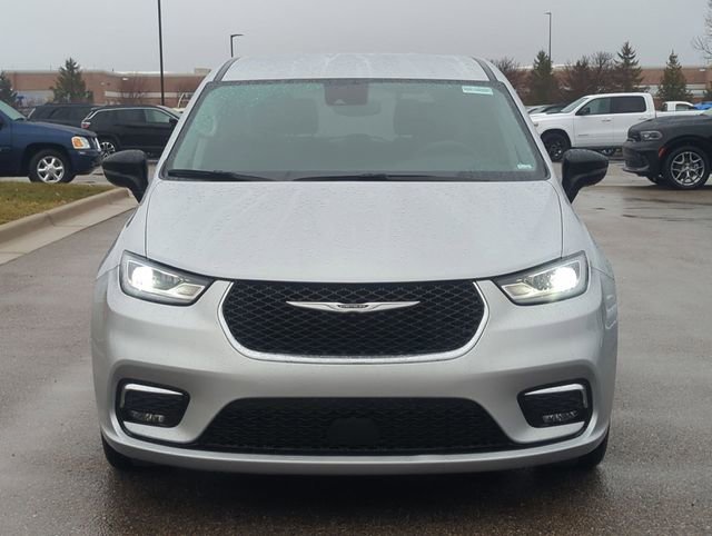 Used 2024 Chrysler Pacifica Touring-L image 8