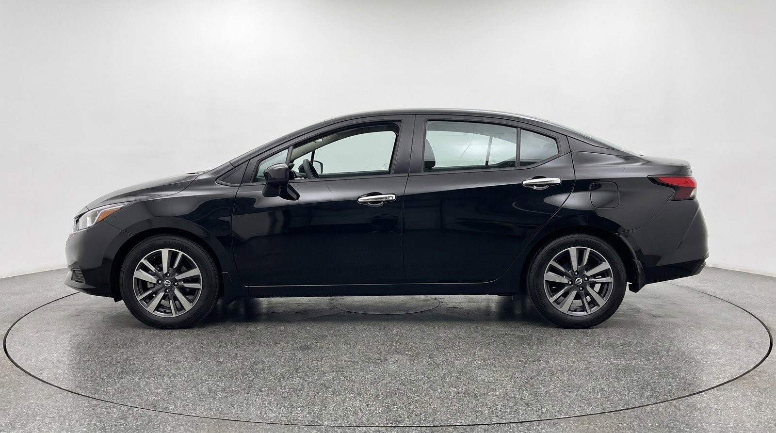 Used 2025 Nissan Versa SV image 5