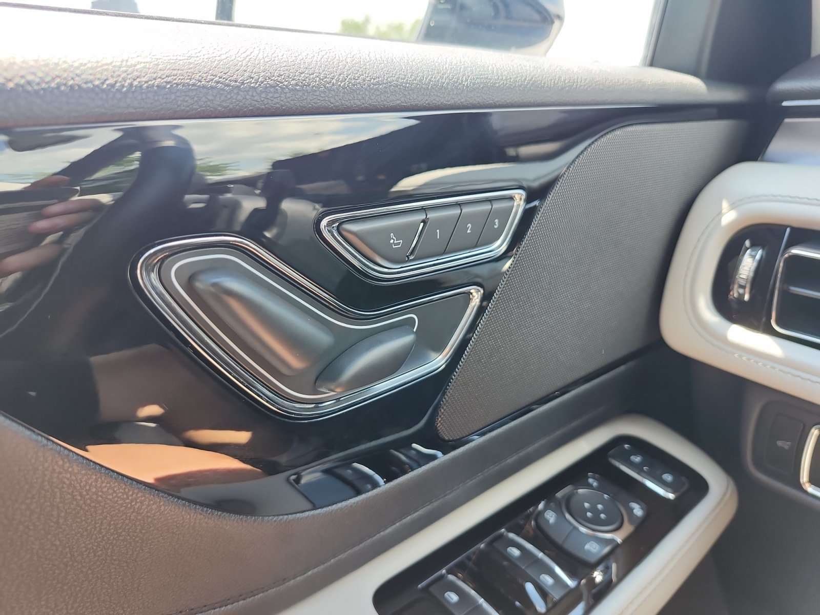 Used 2025 Lincoln Aviator AWD w/ Jet Appearance Package image 17