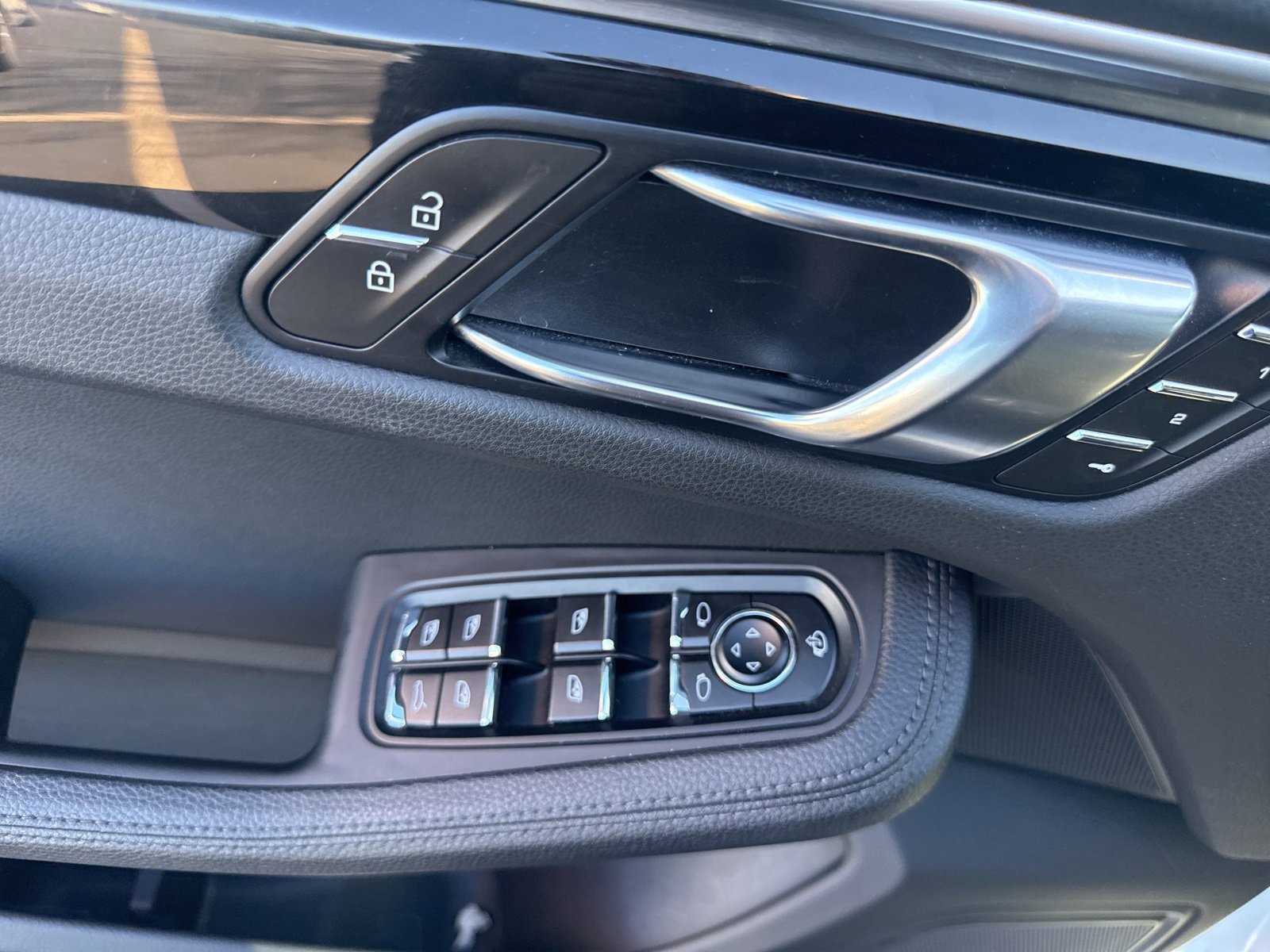 Used 2024 Porsche Macan image 7