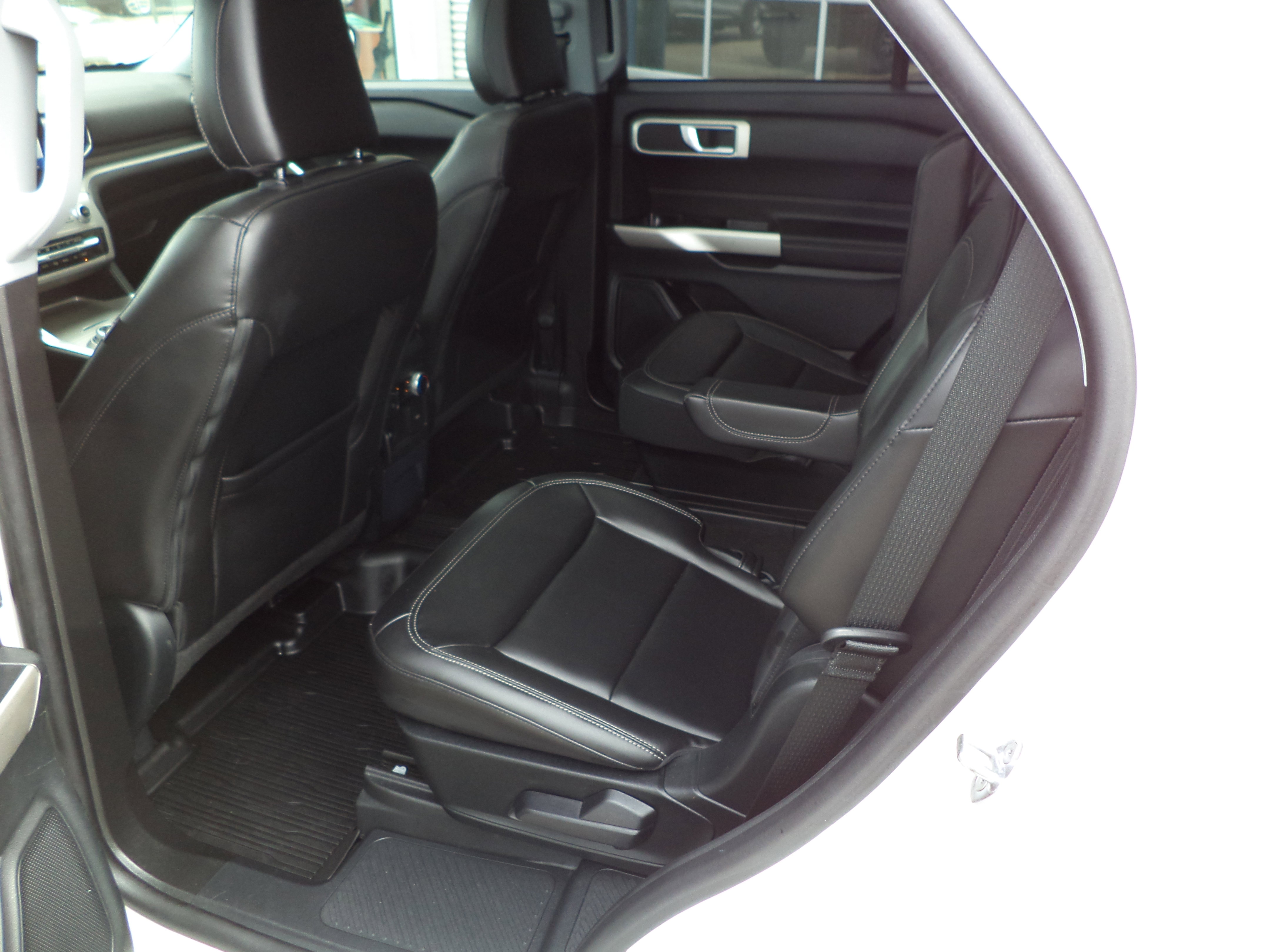 Used 2023 Ford Explorer XLT w/ Equipment Group 202A image 3