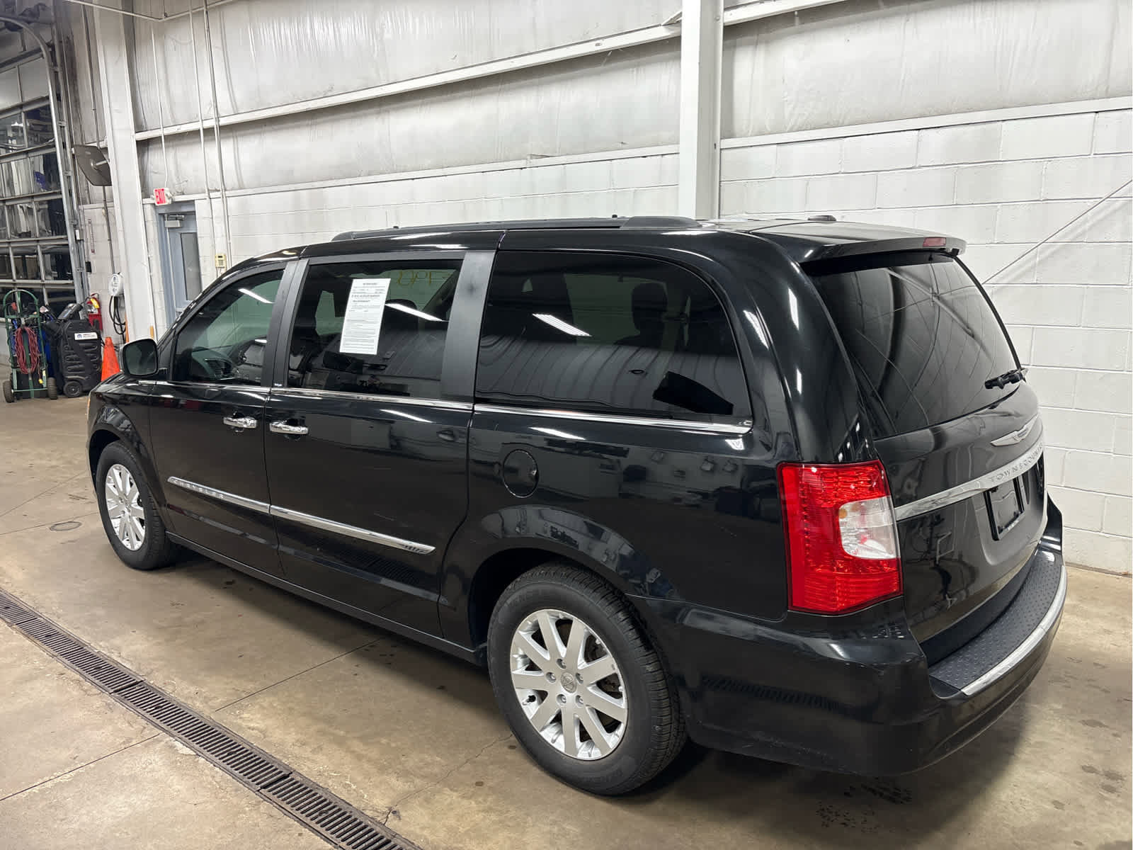 Used 2012 Chrysler Town & Country Touring-L w/ Entertainment Group #2 image 5
