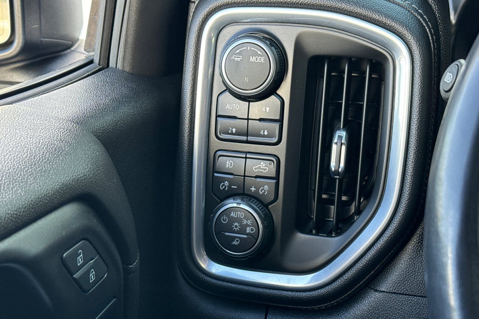 Used 2020 Chevrolet Silverado 1500 High Country w/ Technology Package image 37