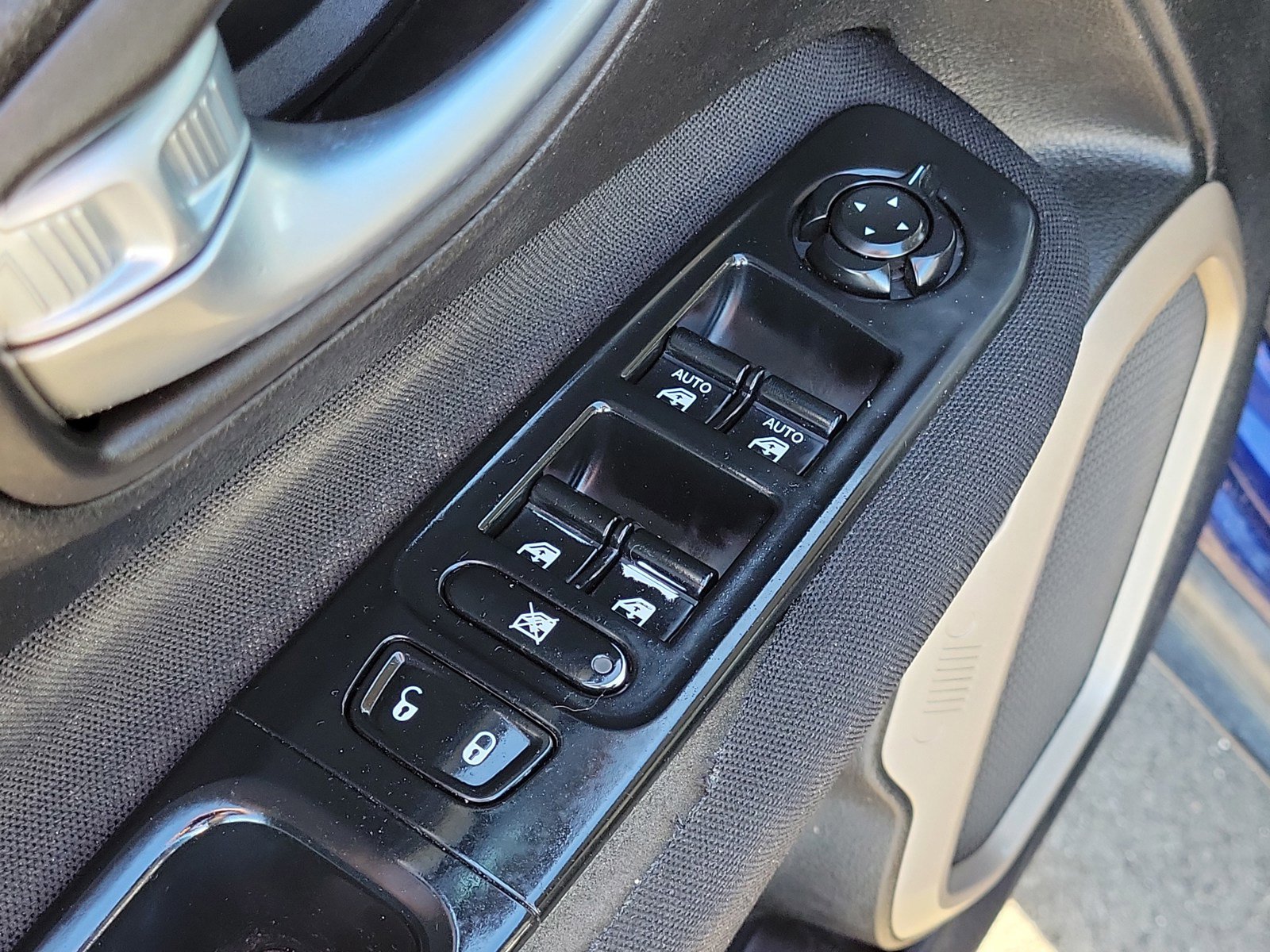 Used 2016 Jeep Renegade Latitude FWD image 14