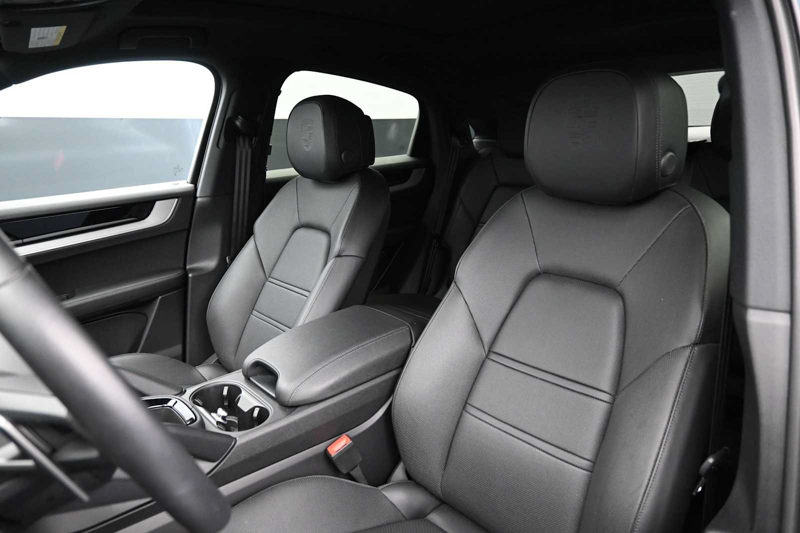 Certified 2025 Porsche Cayenne Coupe AWD/4WD image 5