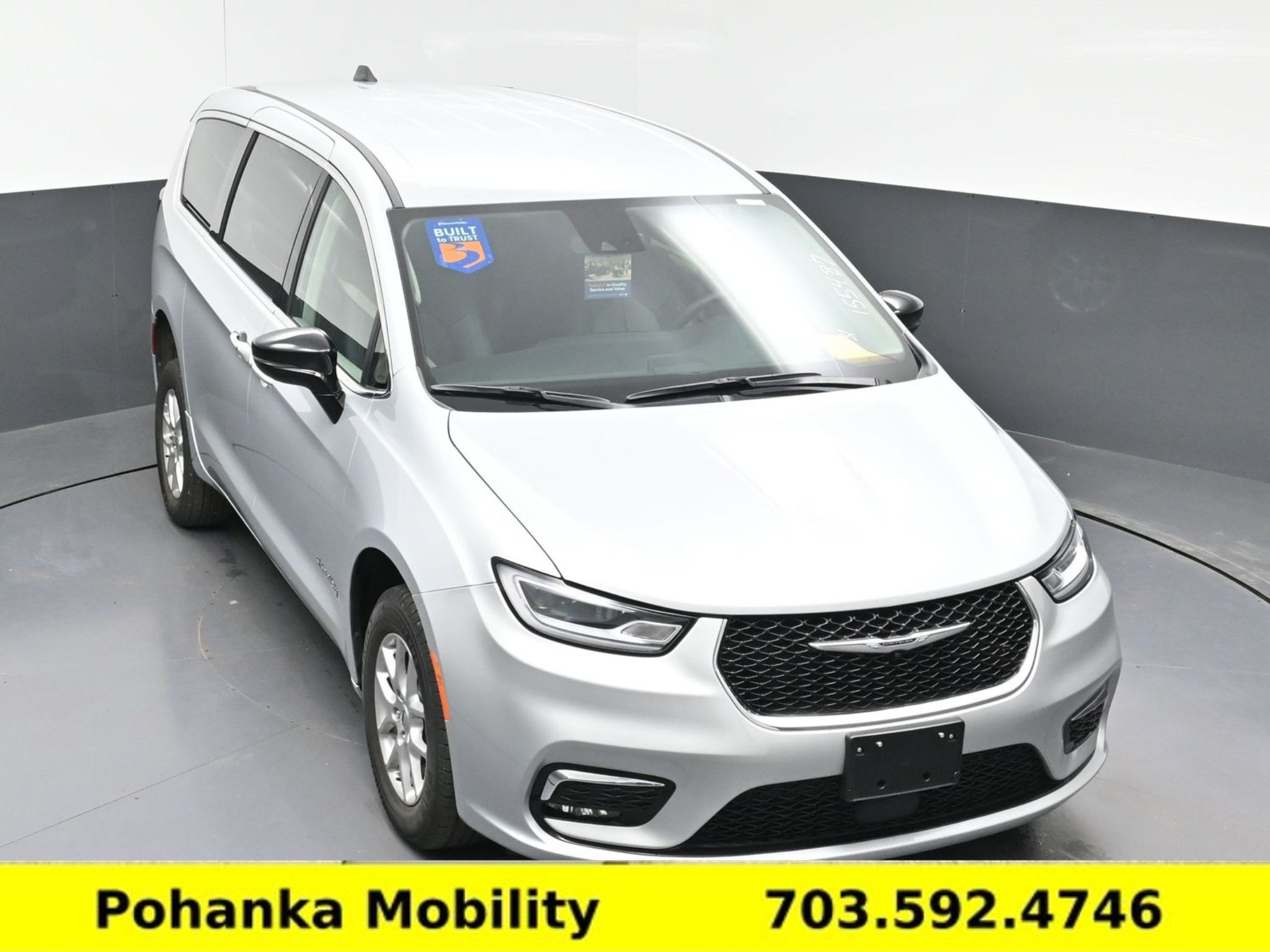 Used 2024 Chrysler Pacifica Touring-L FWD image 23