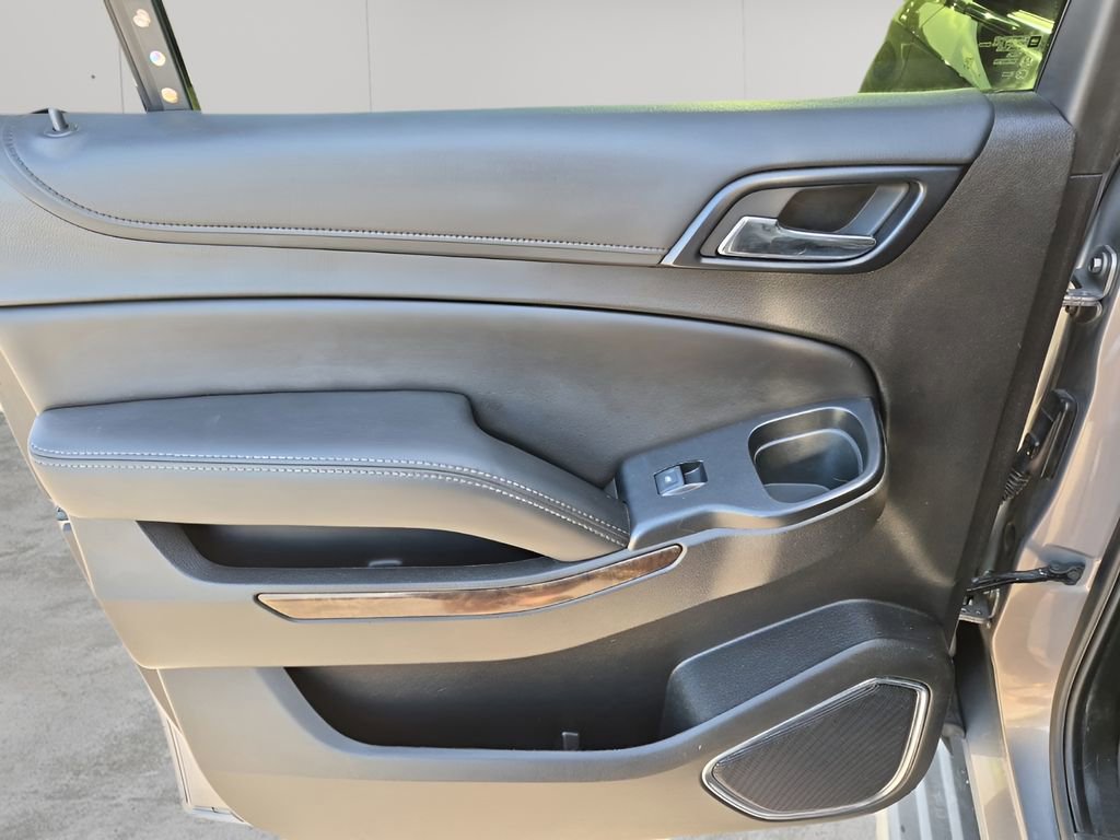 Used 2019 Chevrolet Suburban LT RWD image 18