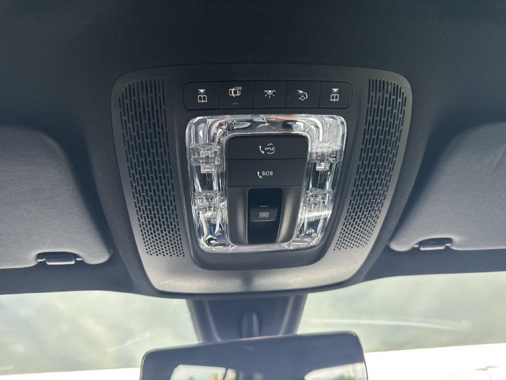 Used 2023 Mercedes-Benz GLB 250 w/ Premium Package image 19