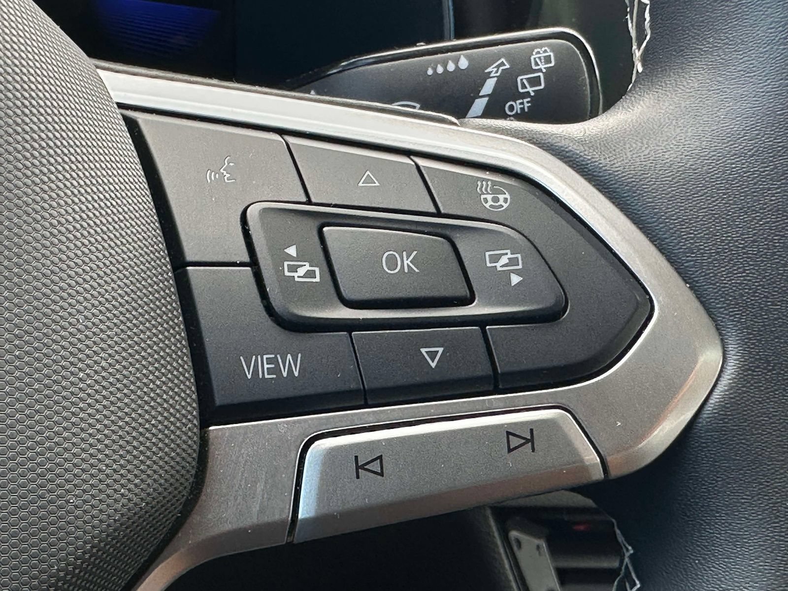 Certified 2024 Volkswagen Taos SE FWD image 24