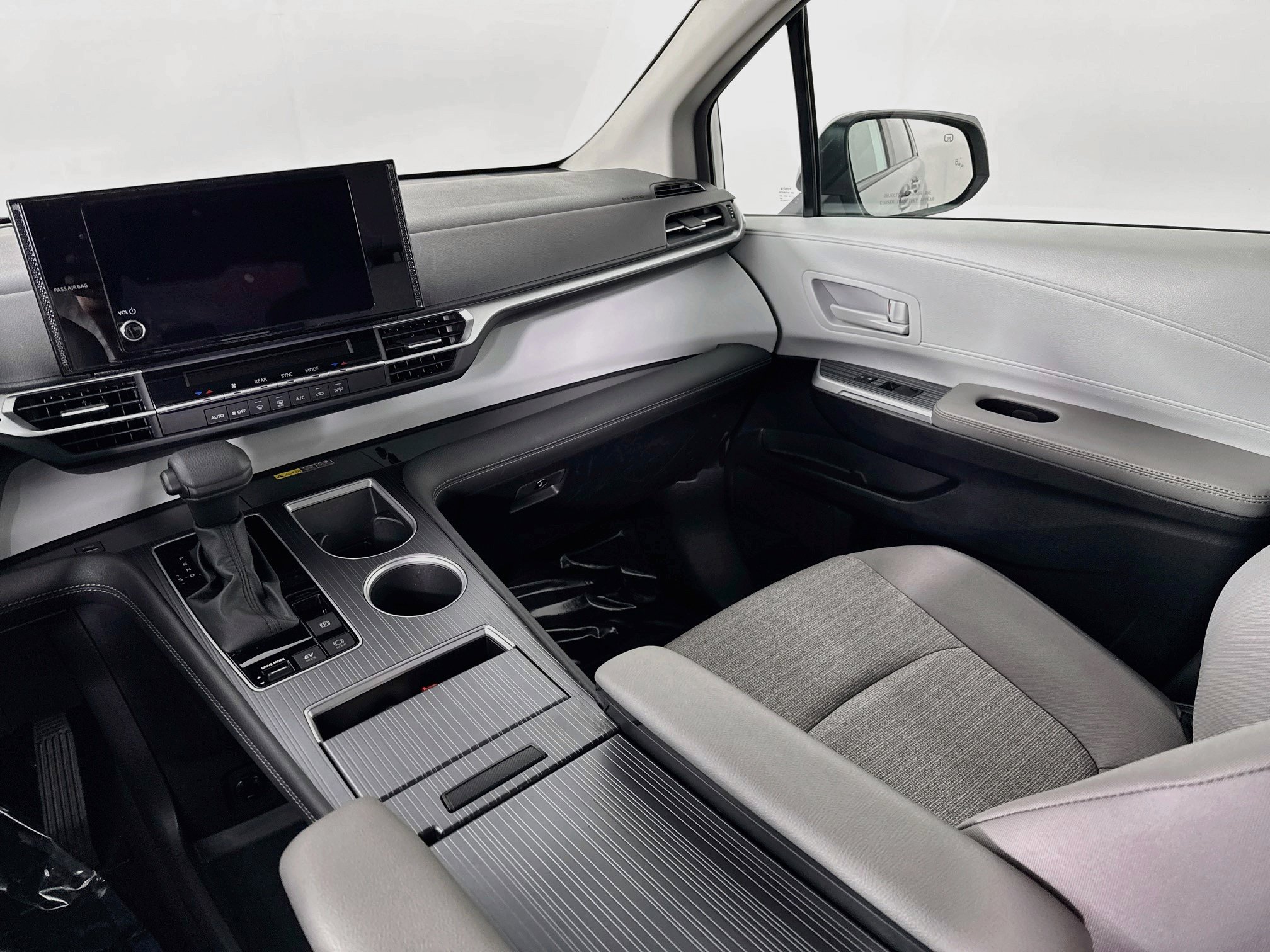 Certified 2025 Toyota Sienna LE FWD image 21