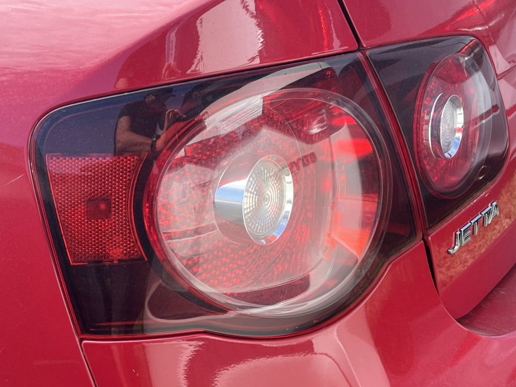 Used 2010 Volkswagen Jetta Wolfsburg Edition FWD image 8