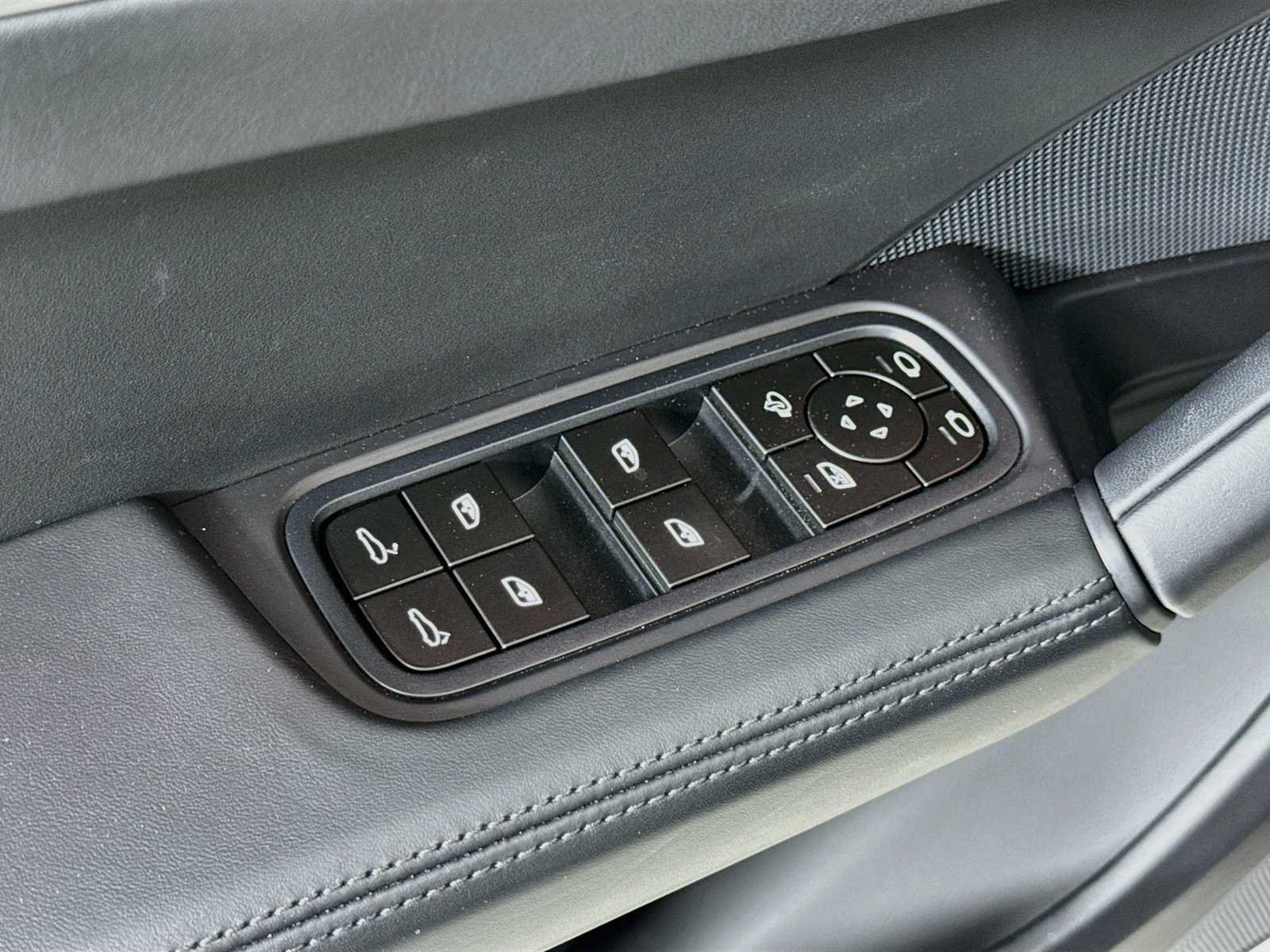 Used 2026 Porsche Cayenne AWD/4WD image 11