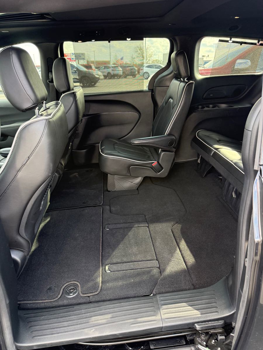 Used 2025 Chrysler Pacifica Limited image 11