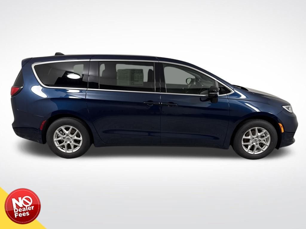 Used 2025 Chrysler Pacifica Select image 2