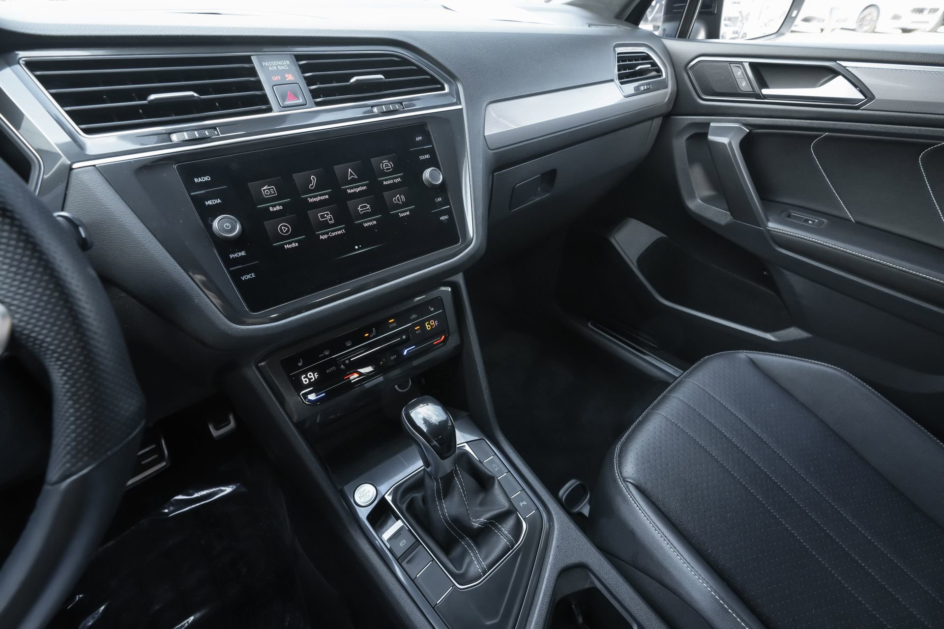 Used 2022 Volkswagen Tiguan SE R-Line image 11