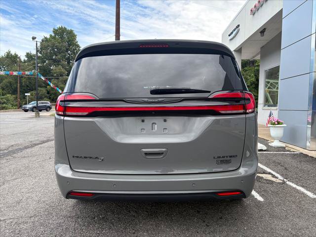 Certified 2025 Chrysler Pacifica Limited FWD image 9