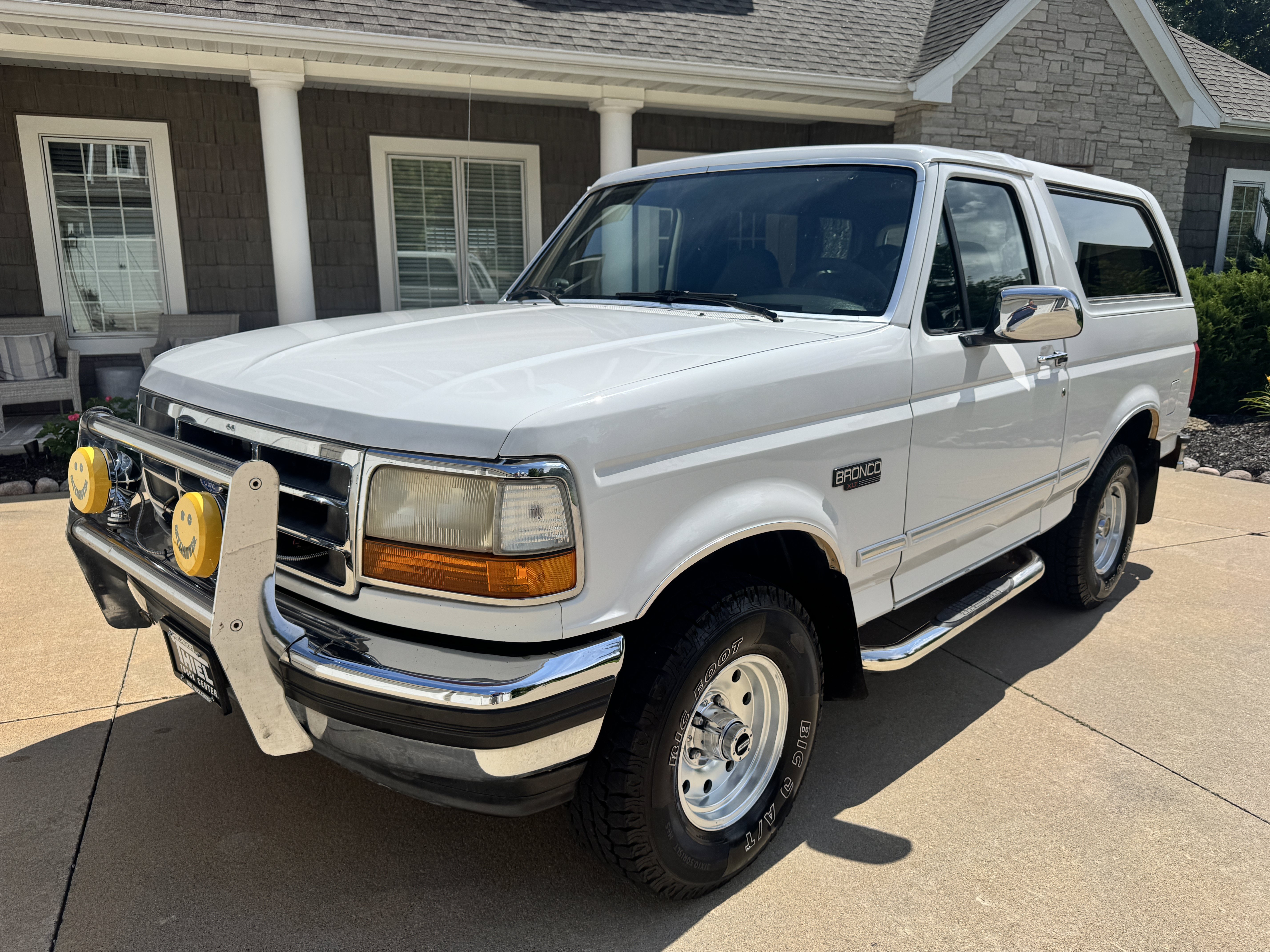 Used 1993 Ford Bronco XLT AWD/4WD image 1