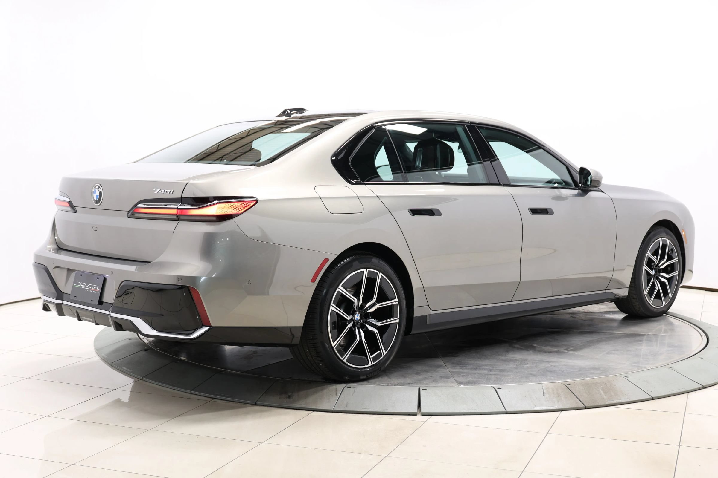 Used 2023 BMW 740i w/ Parking Assistance Package RWD image 4