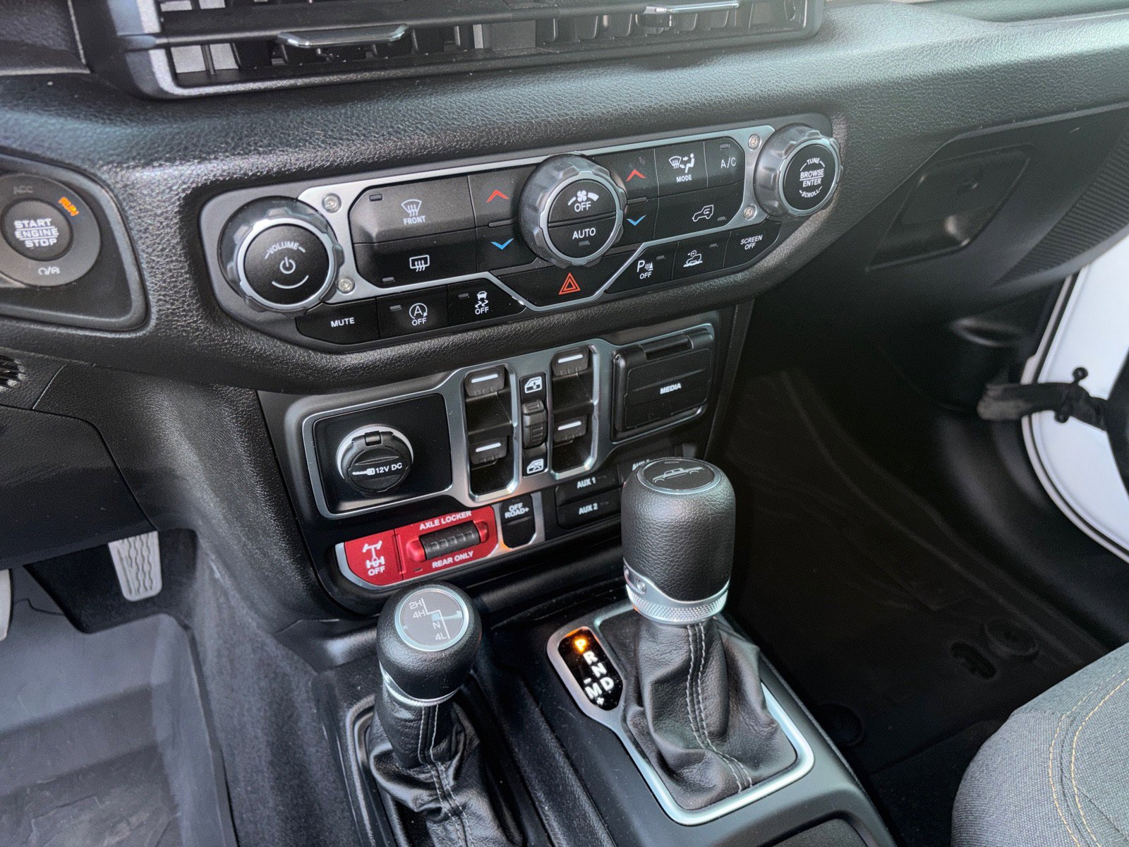 Used 2025 Jeep Gladiator Sport image 22