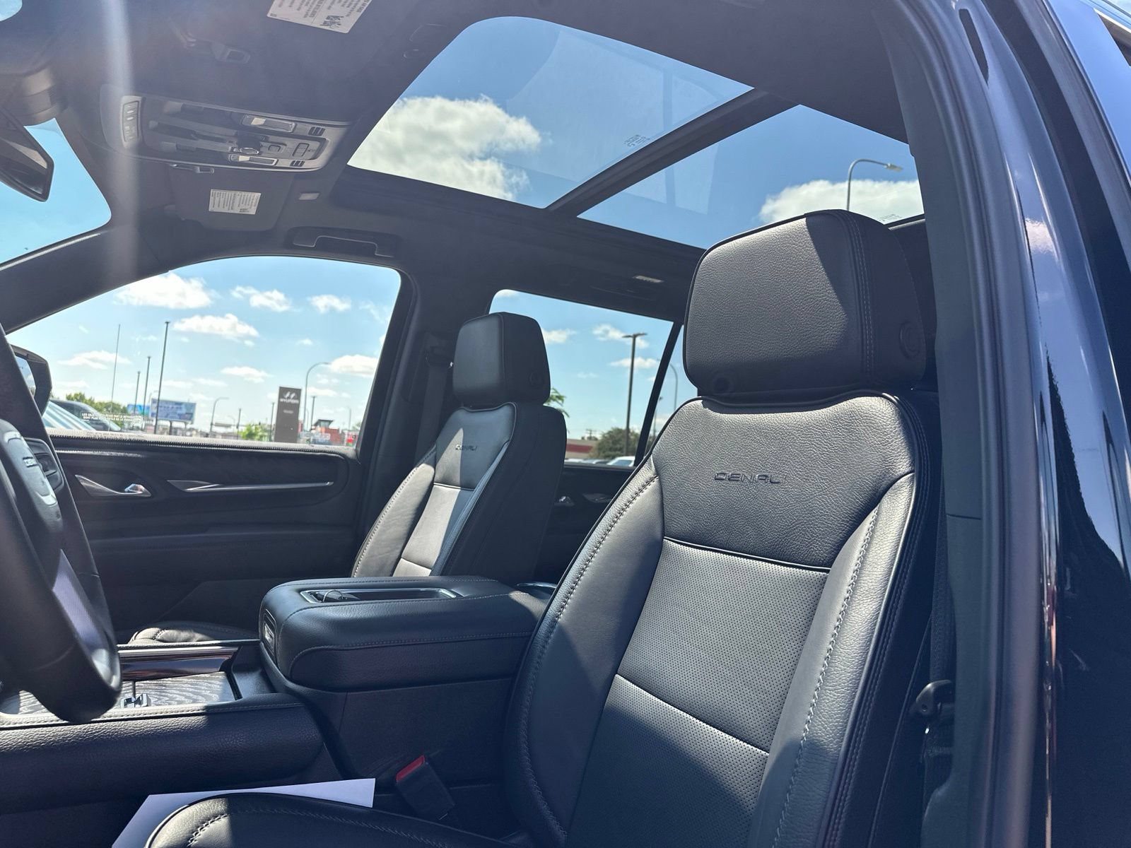Used 2023 GMC Yukon Denali AWD/4WD image 13