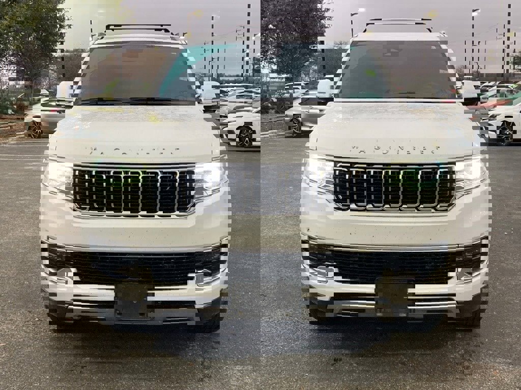 Used 2022 Jeep Wagoneer Series III w/ Premium Group I image 2