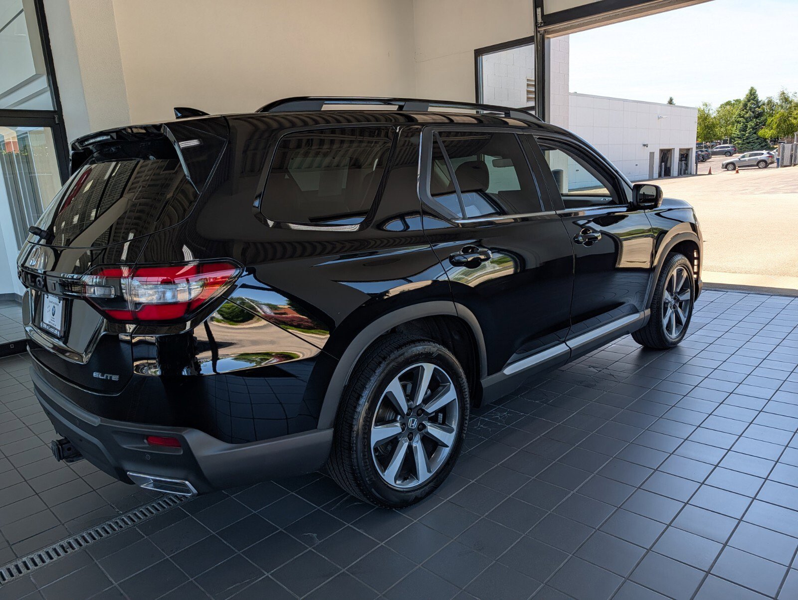 Used 2024 Honda Pilot Elite image 2
