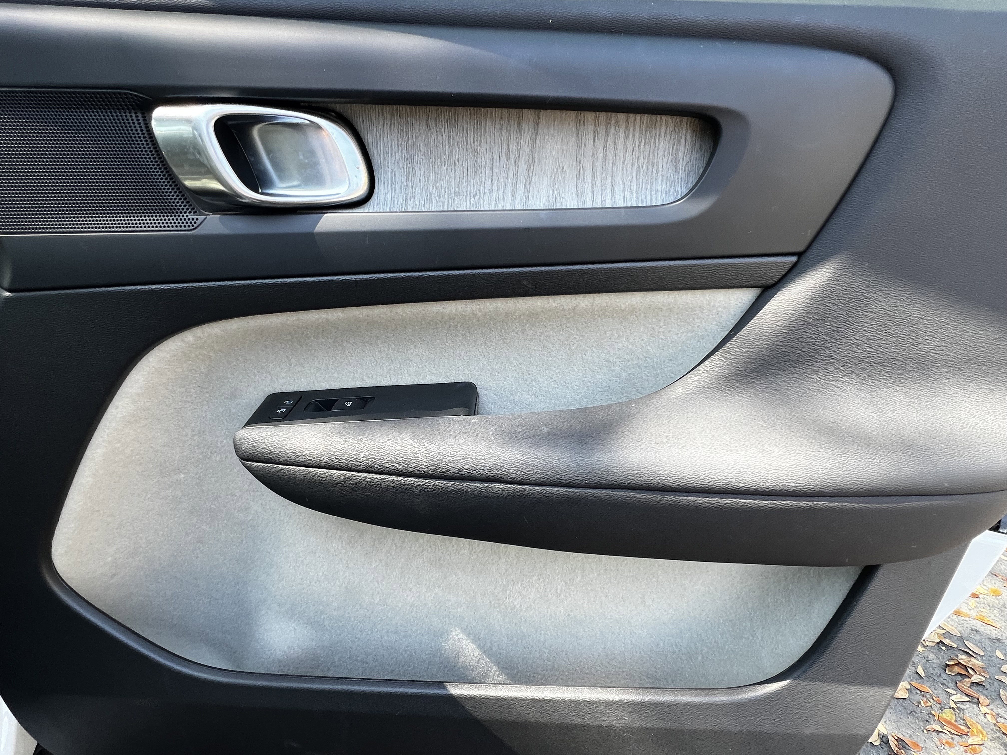 Used 2023 Volvo XC40 B5 Plus image 41