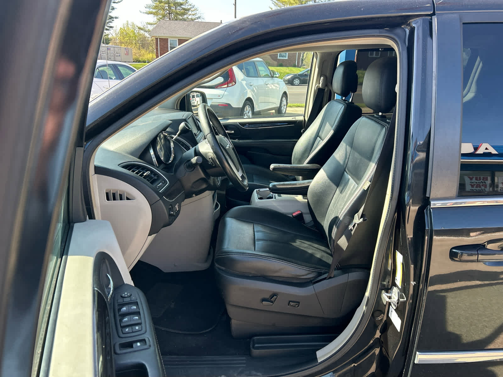 Used 2015 Chrysler Town & Country Touring FWD image 18