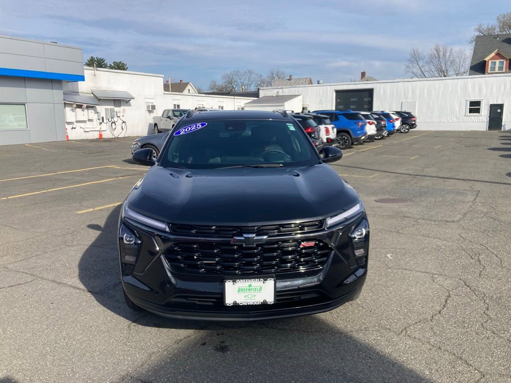 Used 2025 Chevrolet Trax RS w/ Sunroof Package FWD image 2
