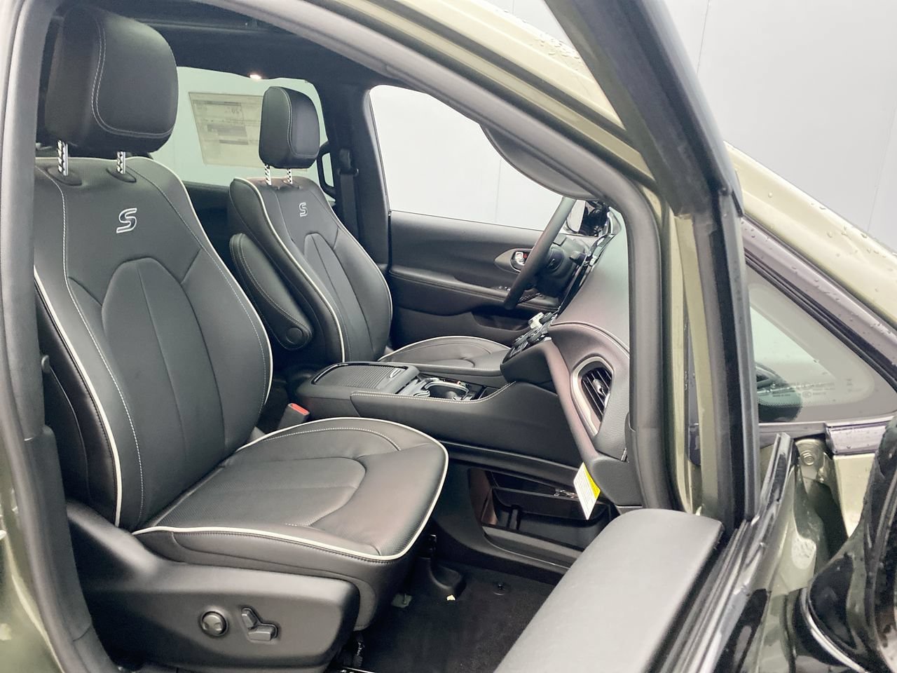 New 2027 Chrysler Pacifica Limited AWD/4WD image 22