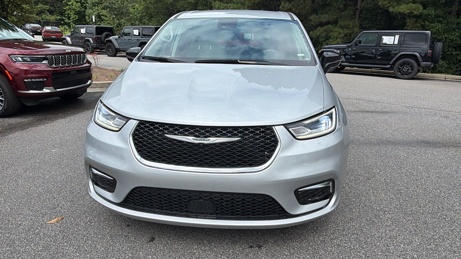 Used 2024 Chrysler Pacifica Touring-L FWD image 3