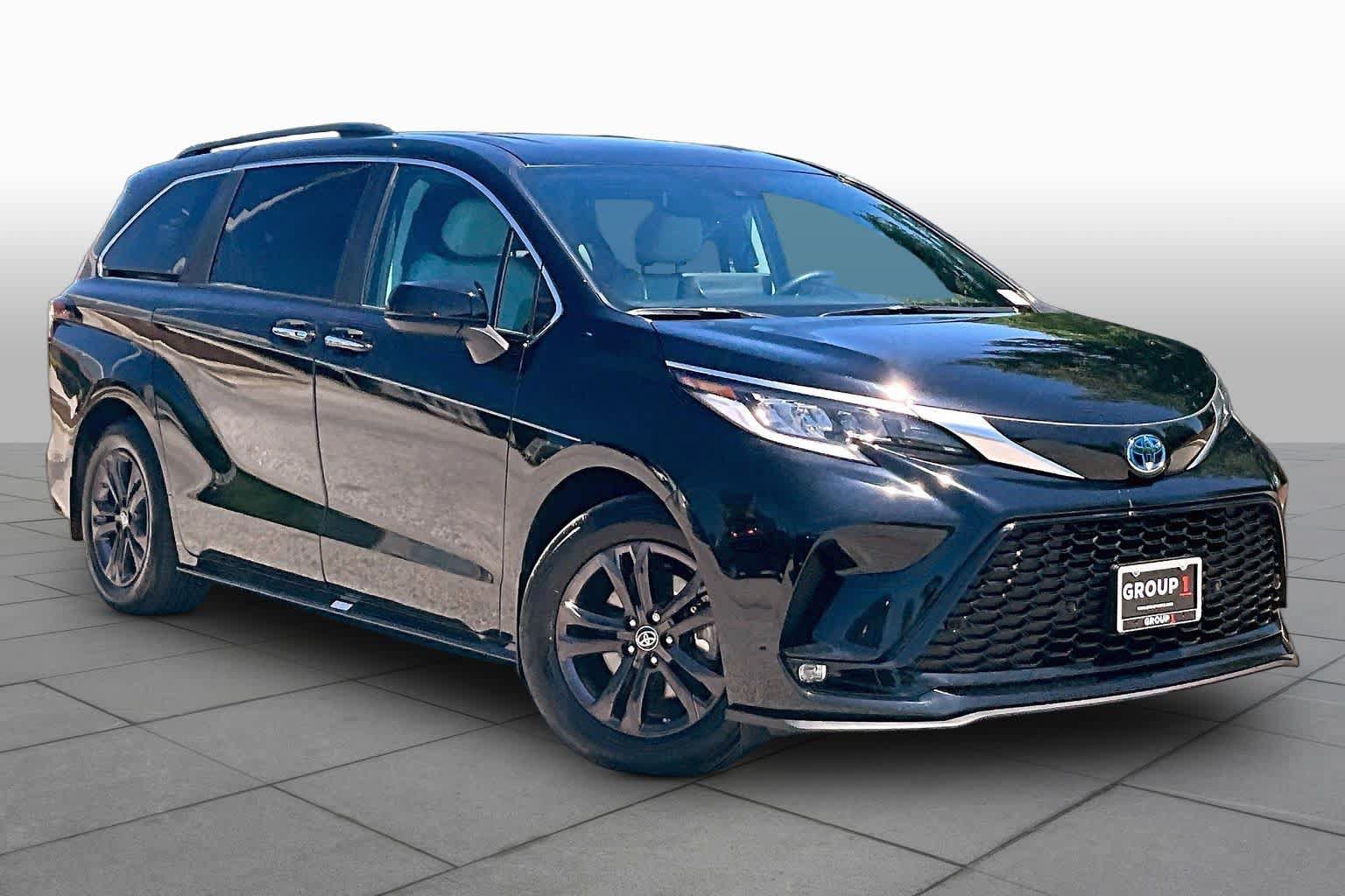 Used 2024 Toyota Sienna XSE w/ XSE Plus Package AWD/4WD image 3