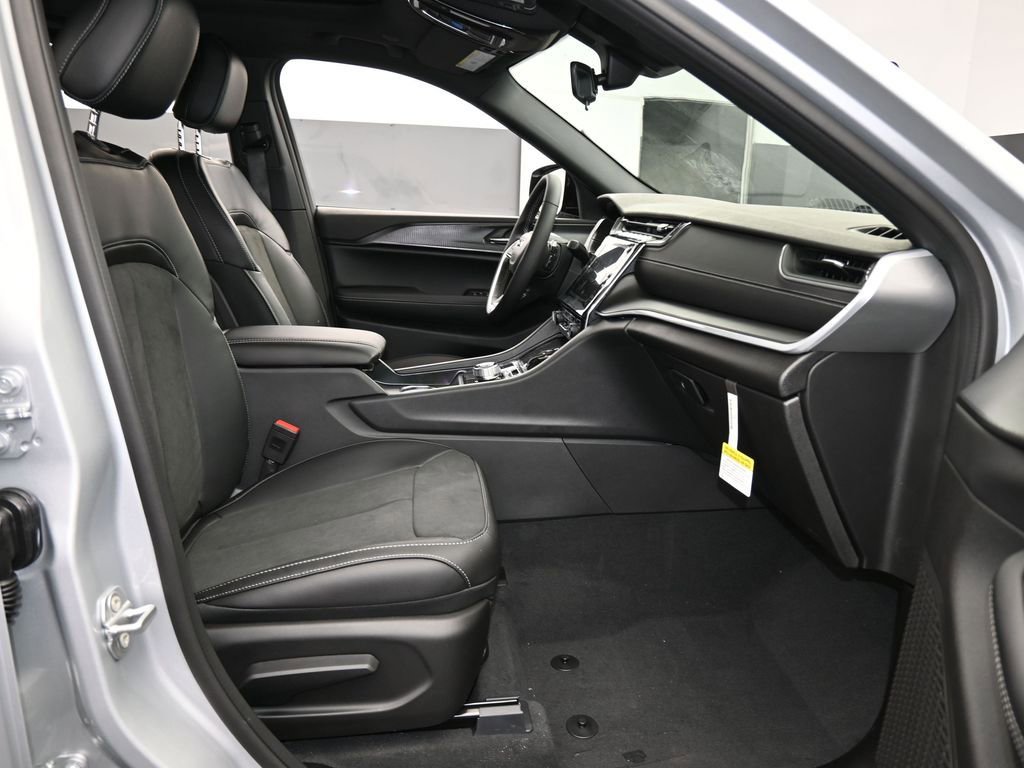 New 2025 Jeep Grand Cherokee Altitude image 38