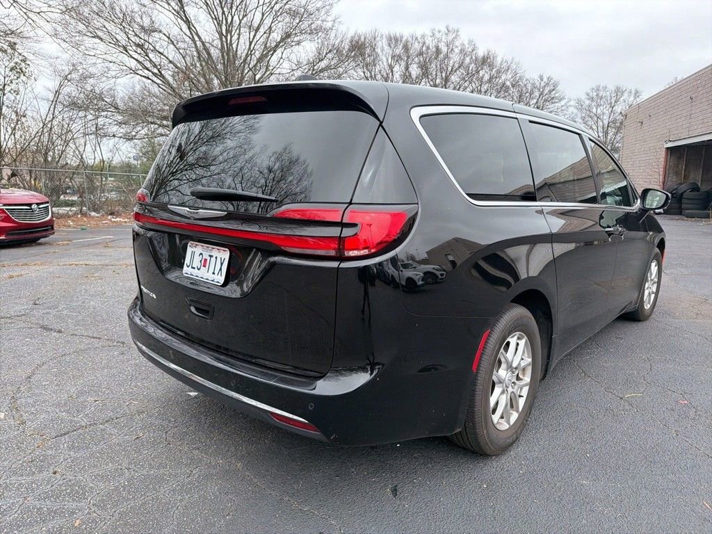 Used 2025 Chrysler Pacifica Select image 8