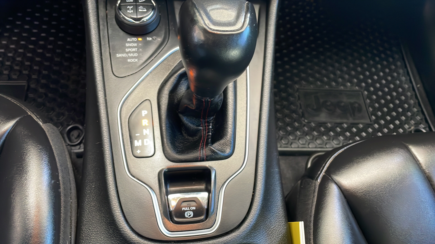 Used 2019 Jeep Cherokee Trailhawk w/ Comfort/Convenience Group AWD/4WD image 29