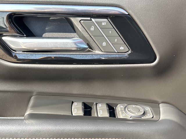 Used 2025 Chevrolet Tahoe High Country AWD/4WD image 19