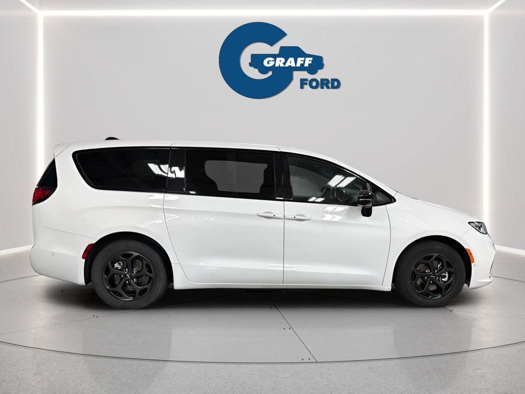 Used 2024 Chrysler Pacifica Limited FWD image 5