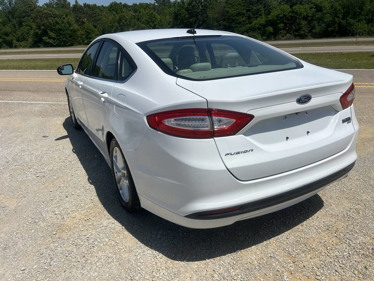 Used 2016 Ford Fusion SE FWD image 8