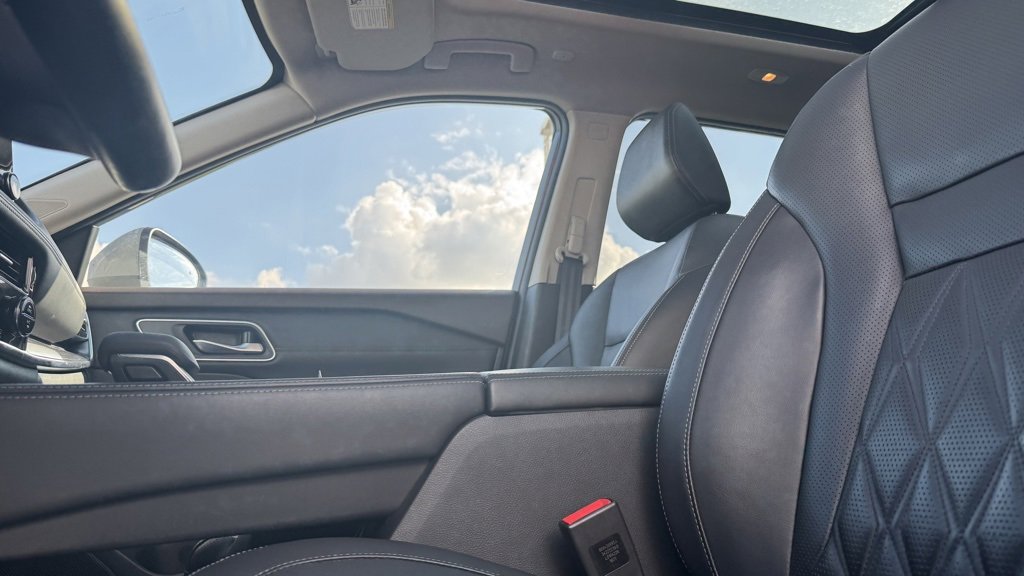 Used 2022 Nissan Rogue Platinum w/ Head-Up Display Package image 12