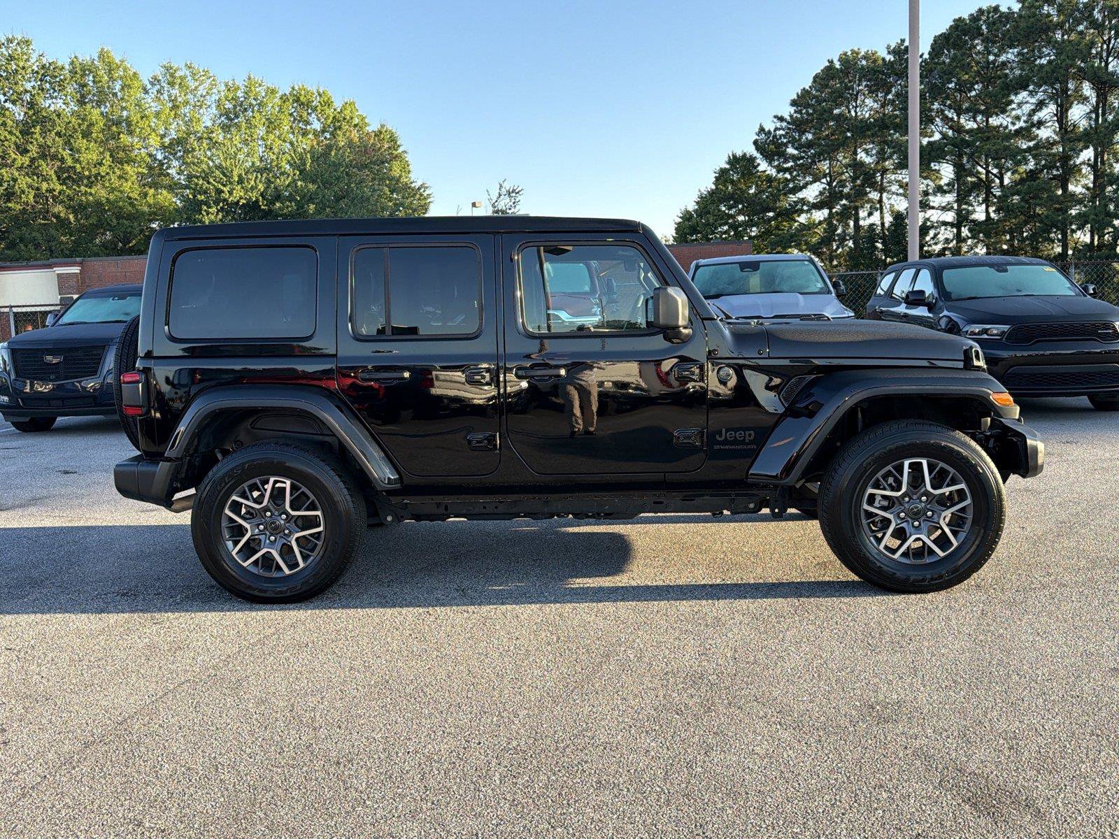 Used 2025 Jeep Wrangler Unlimited Sahara AWD/4WD image 4