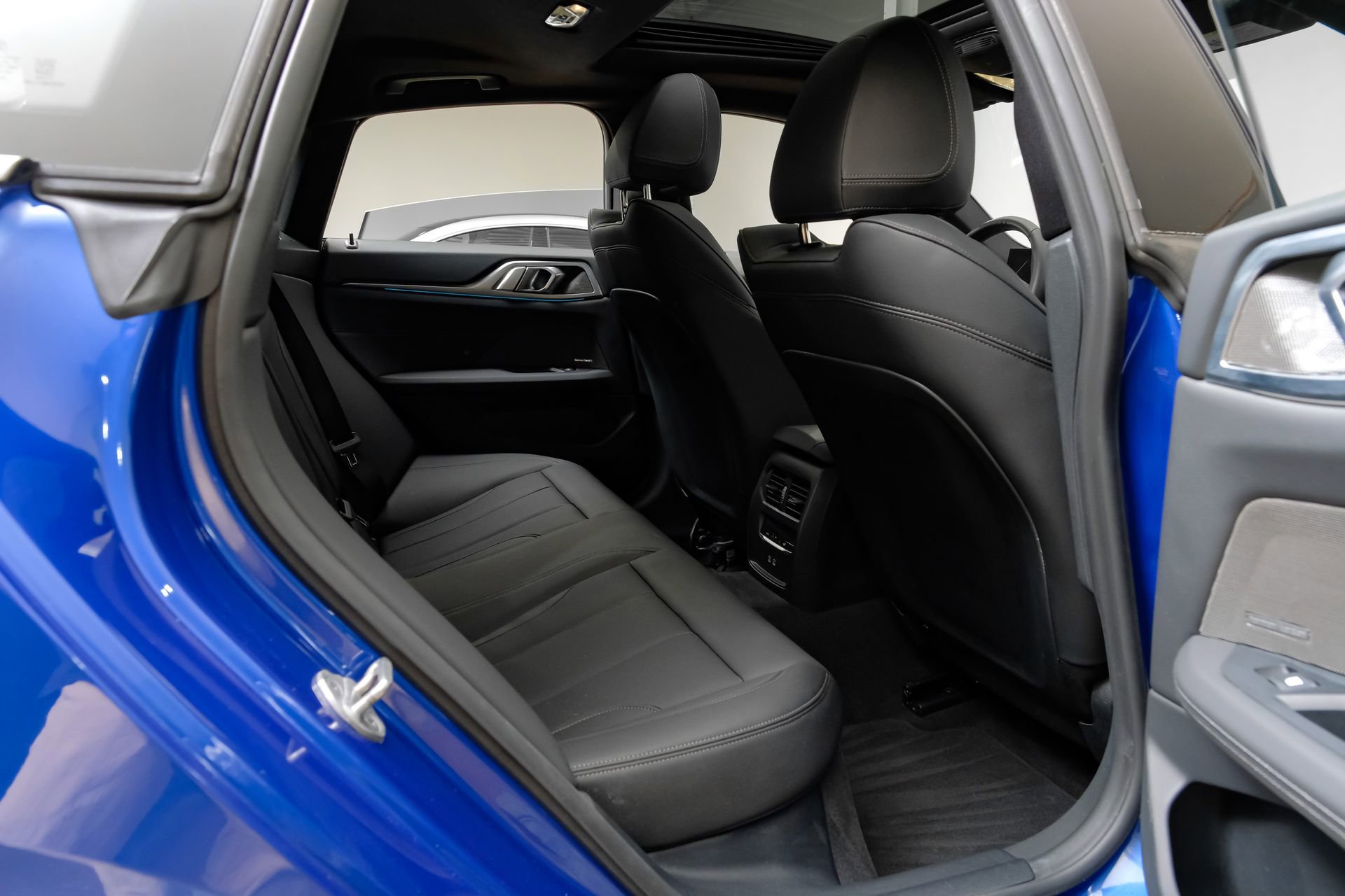 Used 2025 BMW 430i xDrive w/ M Sport Package image 40
